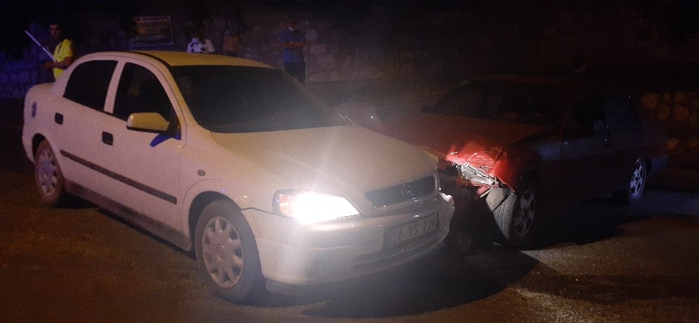 2 araç kafaya çarpıştı, korkudan bayılan kazazedenin kafası yarıldı