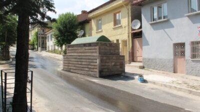 60 yıldır yol ortasında duran türbenin gizemi