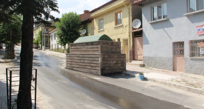 60 yıldır yol ortasında duran türbenin gizemi