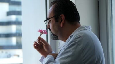 Koronavirüsü yenen doktor anlatıyor: ‘Kimse gençliğine sağlığına güvenmesin’