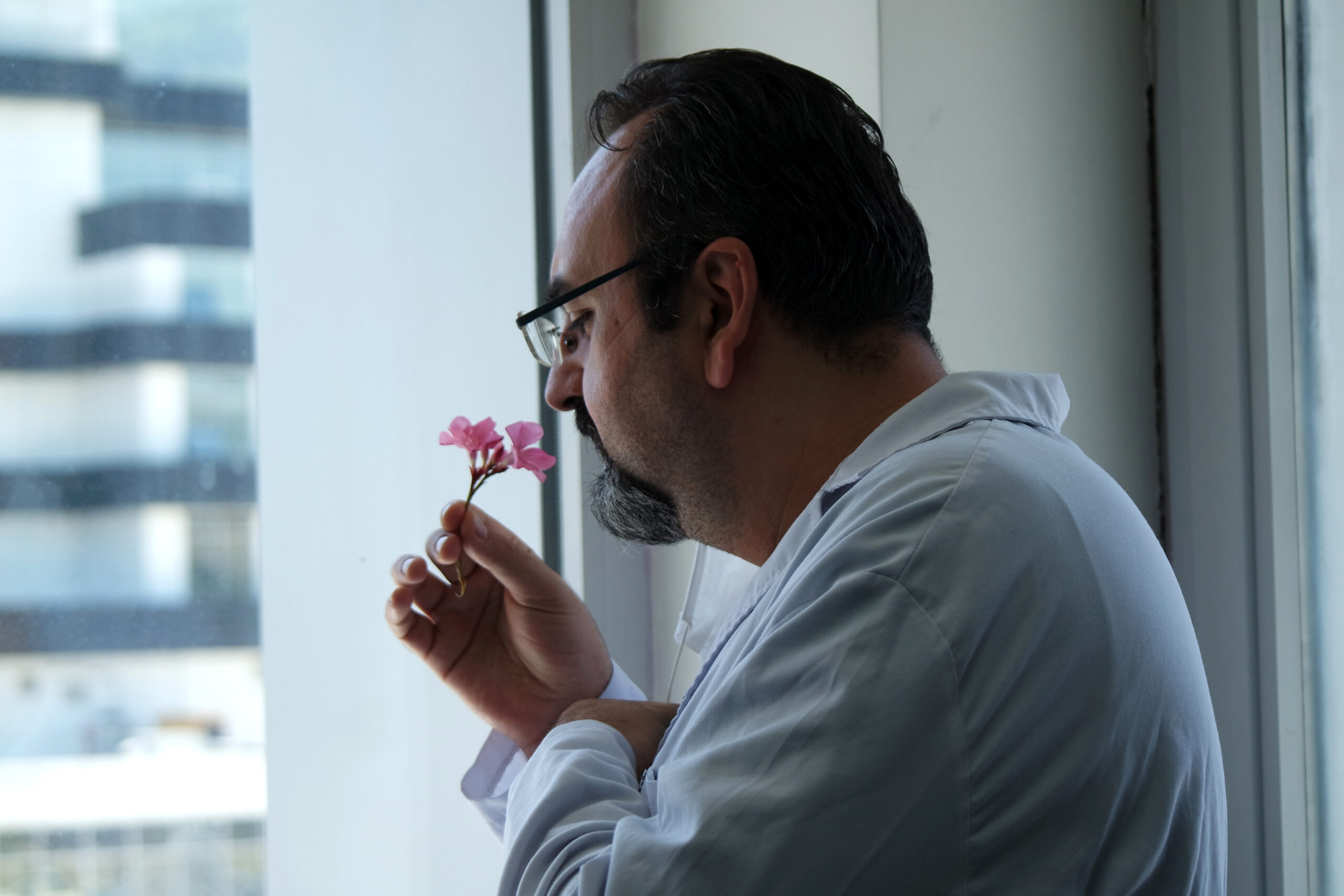 Koronavirüsü yenen doktor anlatıyor: ‘Kimse gençliğine sağlığına güvenmesin’