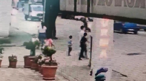 Bursa’da 5 yaşındaki çocuk minibüsün altında böyle kaldı Bursa’da 5 yaşındaki çocuk minibüsün altında böyle kaldı