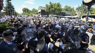 Baroların izinsiz yürüyüşüne polis müdahelesi