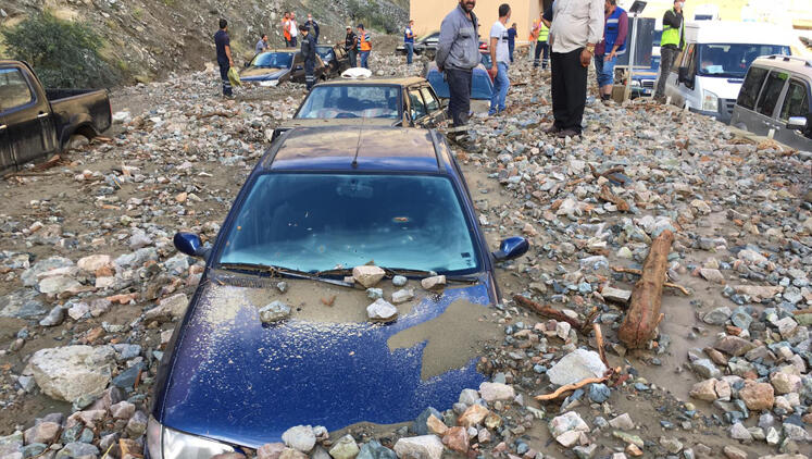 Artvin’de sel! 3 kişilik ailenin içinde bulunduğu otomobile ulaşıldı, acı haber geldi