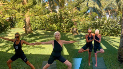 Annaannesini gören şaştı kaldı! 90 yaşında yoga