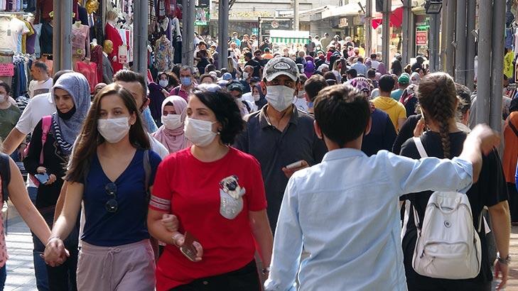 Bursa’da şok eden görüntü! Maskesiz ve mesafesiz bayram alışverişi