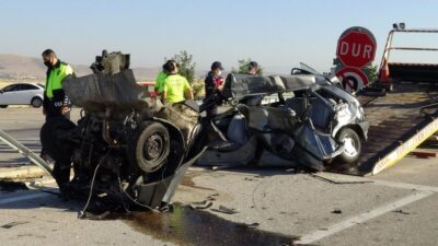 Korkunç kaza! Otomobil ikiye bölündü