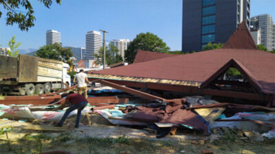 Atapark’taki ruhsatsız bina kaldırıldı