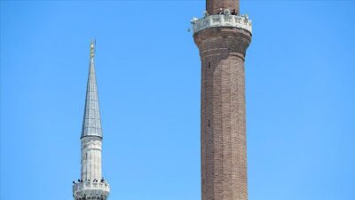 Ayasofya’nın minarelerinden 4 müezzin birlikte sela okudu