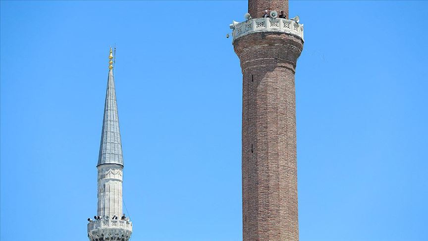 Ayasofya’nın minarelerinden 4 müezzin birlikte sela okudu