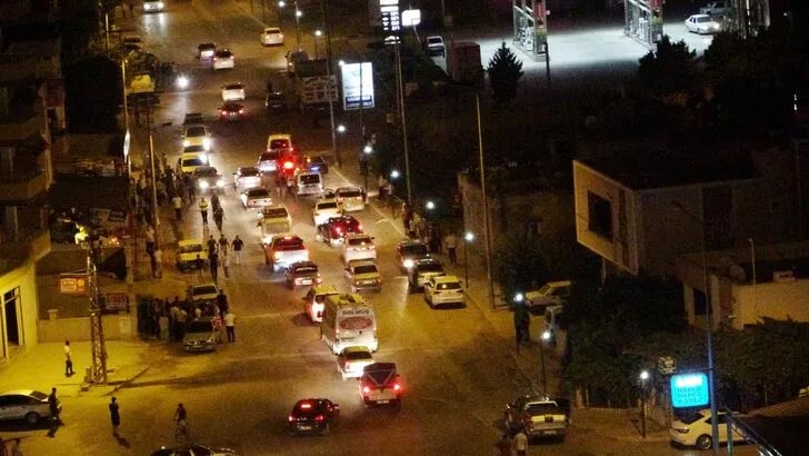 Mahalle savaş alanına döndü! Yaklaşık 60 kişi birbirine girdi