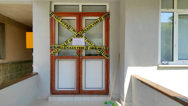 Şerit çekildi, yazı asıldı! Bursa’da bir binaya koronavirüs karantinası