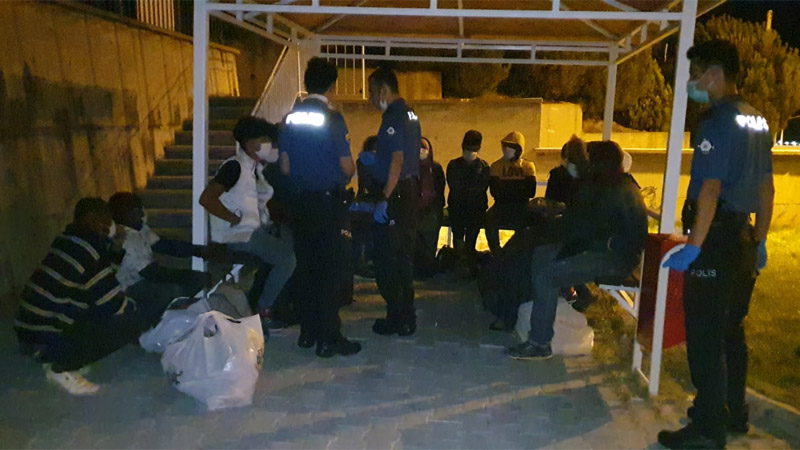 Bursa’da yakalandılar! Afganistan ve İran uyruklu 17 kişi… Bursa’da yakalandılar! Afganistan ve İran uyruklu 17 kişi…