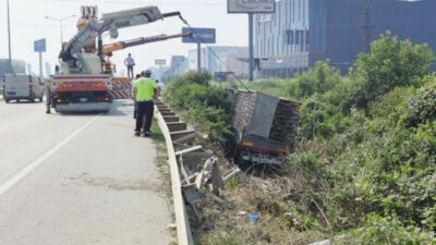 Bursa’da kamyon şarampole yuvarlandı