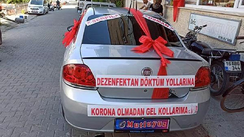 Bursa'nın İznik ilçesinde bir çift, gelin arabasının arkasına 'Dezenfektan döktüm