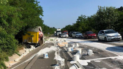Bursa’da devrilen TIR’daki boyalar yola saçıldı