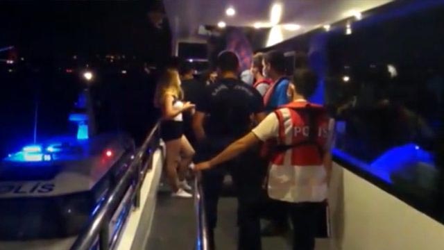 İnsan sağlığını hiçe sayanlar her gün parti veriyor, polis de her gün yakalıyor! Bugünkü partiden 70 kişi çıktı