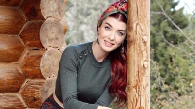 Kuzey Yıldız’ın kızıl güzeli, plajda üstsüz güneşlendi