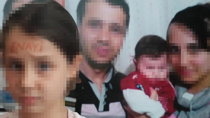 Alnına ‘enayi’ yazıp fotoğrafını gönderdi!