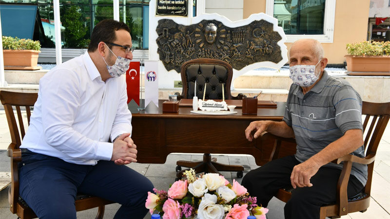 Kapı, randevu, bürokrasi ve hatta belediye dahi yok! Mustafakemalpaşa Belediye Başkanı Mehmet Kanar, makam odasını ilçe merkezindeki Adnan