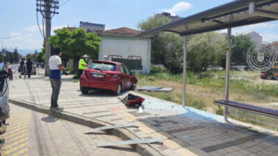 Bursa’da otomobil durağa girdi: 2 yaralı