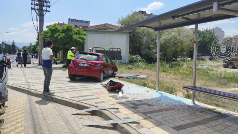 Bursa’da otomobil durağa girdi: 2 yaralı