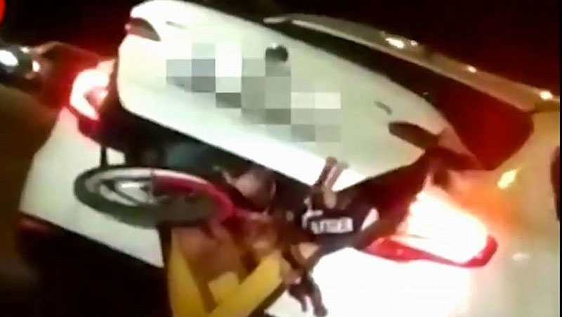 Trafikte akıl almaz görüntü! Bagajda 3 çocuk