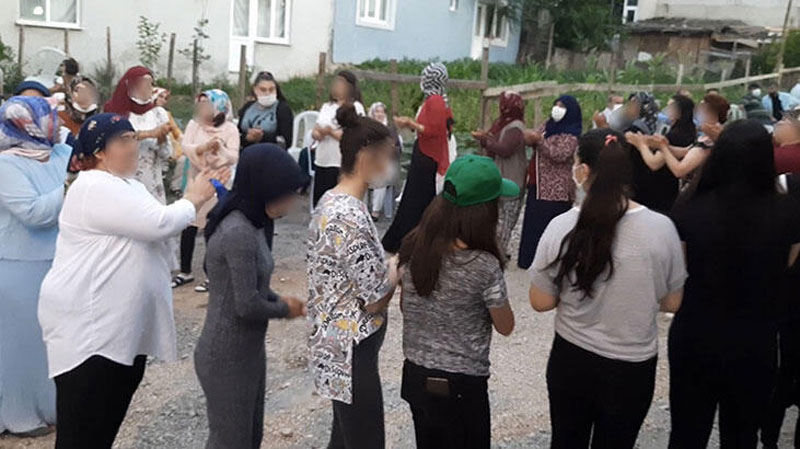 Bursa’da pes dedirten görüntüler! Koronavirüs halayı…