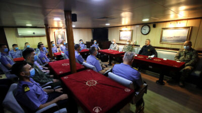 Bakan Akar Libya’da Mehmetçik’le bir araya geldi