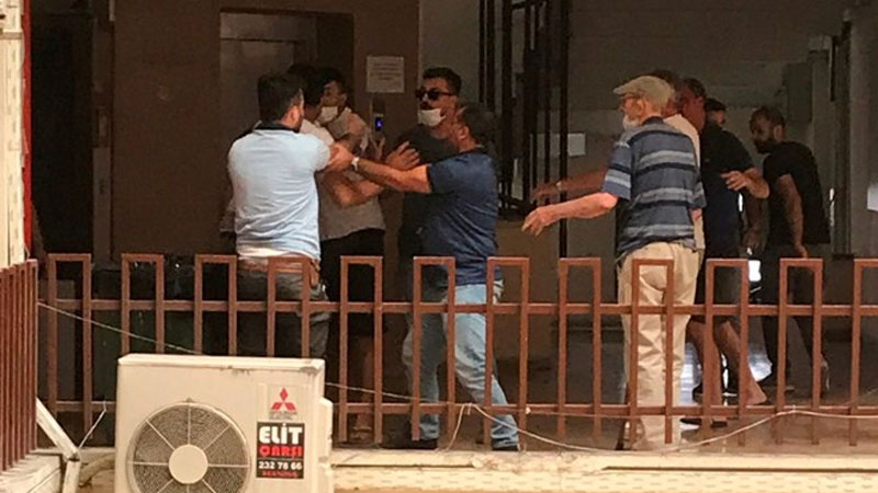 Noterde tekmeli yumruklu kavga