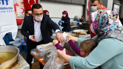 Mustafakemalpaşa Belediyesi Ayasofya cami için lokma dağıttı