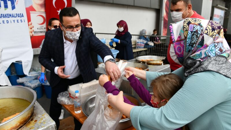 Mustafakemalpaşa Belediyesi Ayasofya cami için lokma dağıttı Mustafakemalpaşa Belediyesi, Ayasofya’nın tekrar cami olarak ibadete açılması kararının ardından