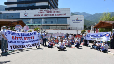 Sağlıkçılar oturma eylemi başlattı