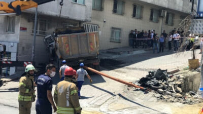 Freni boşalan kamyon ortalığı savaş alanına çevirdi