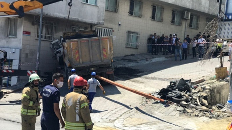 Freni boşalan kamyon ortalığı savaş alanına çevirdi