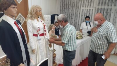 Bu düğüne gelenler şaşkına döndü! Takılar cansız mankenlere takıldı