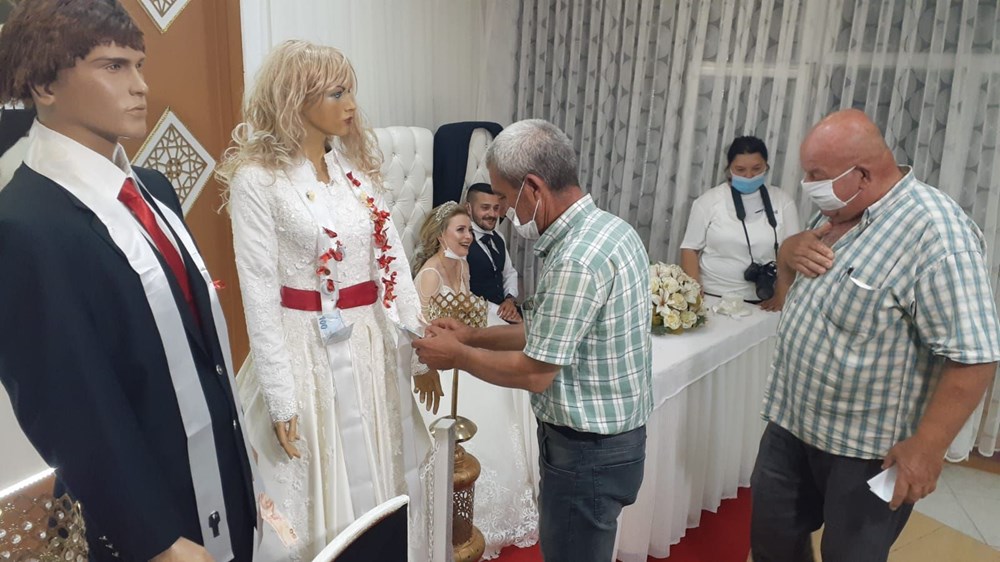 Bu düğüne gelenler şaşkına döndü! Takılar cansız mankenlere takıldı