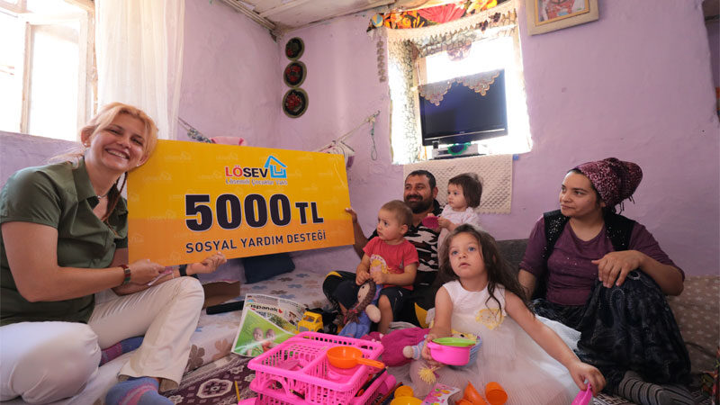 Gökyüzünün mavisinden, ağaçların yeşiline, gökkuşağının tüm renklerinden evinin duvarlarının pembesine