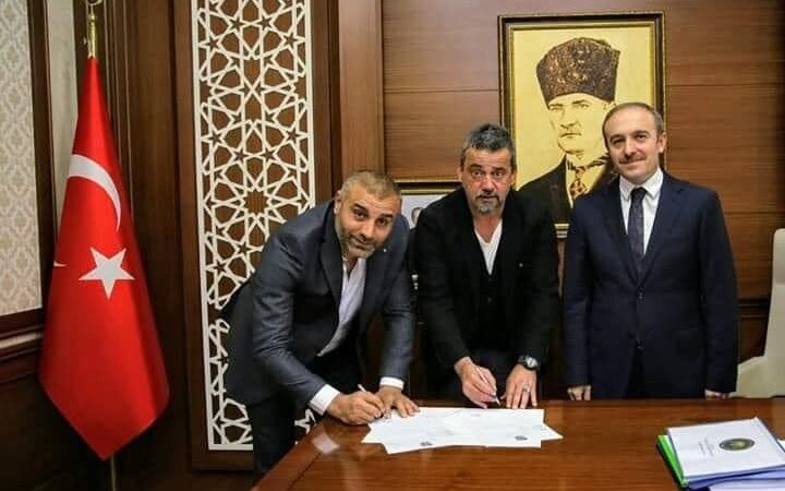 Vali huzurunda imza! İşte Ali Nail Durmuş’un yeni takımı… TFF 2. Lig Kırmızı Grup'ta mücadele eden Bayburt Özel İdare