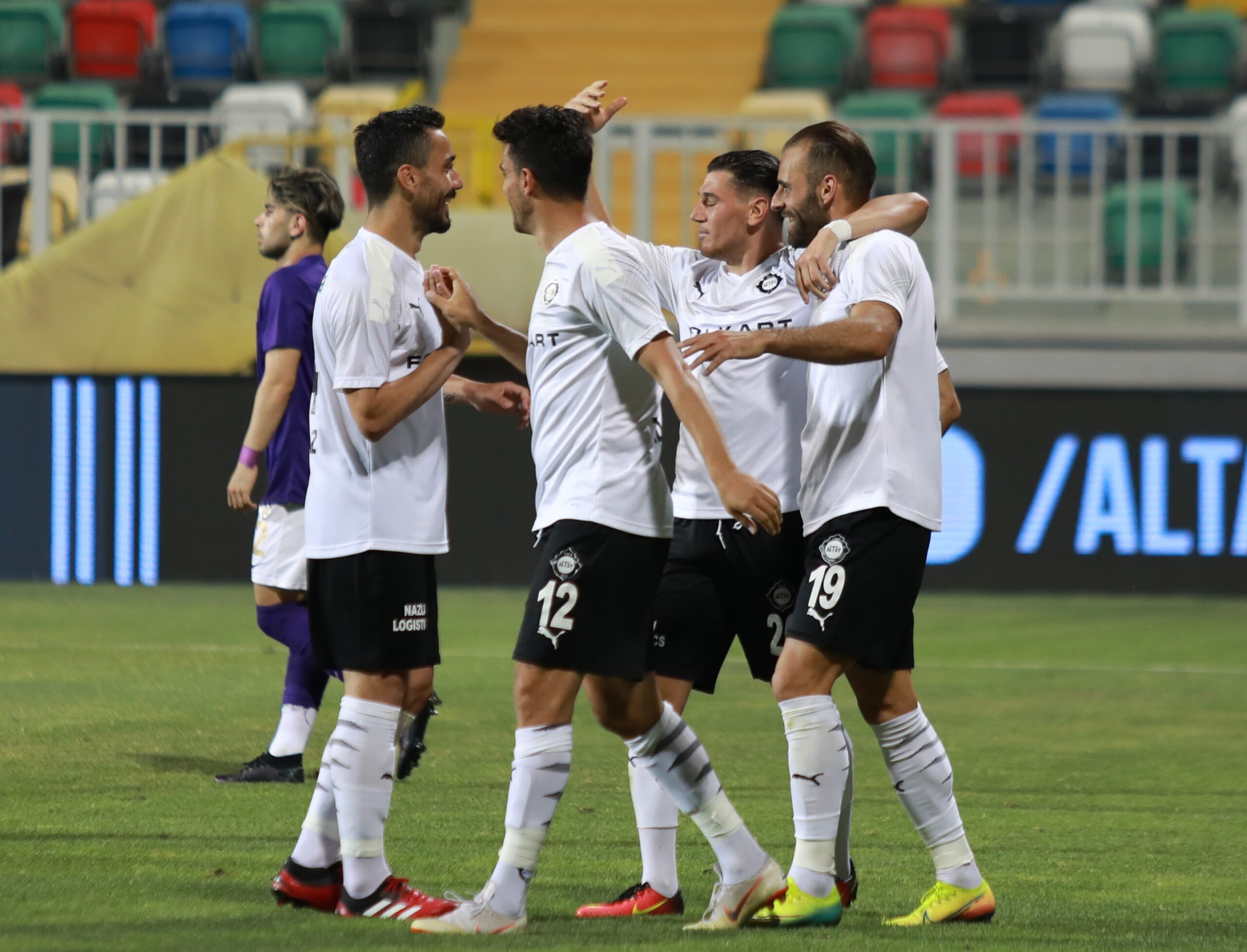 1.LİG'DE ZİRVE YANGIN YERİ... Süper Lige kimler çıkacak? Play-Off'u hangi takımlar oynayacak? 4 altay scaled