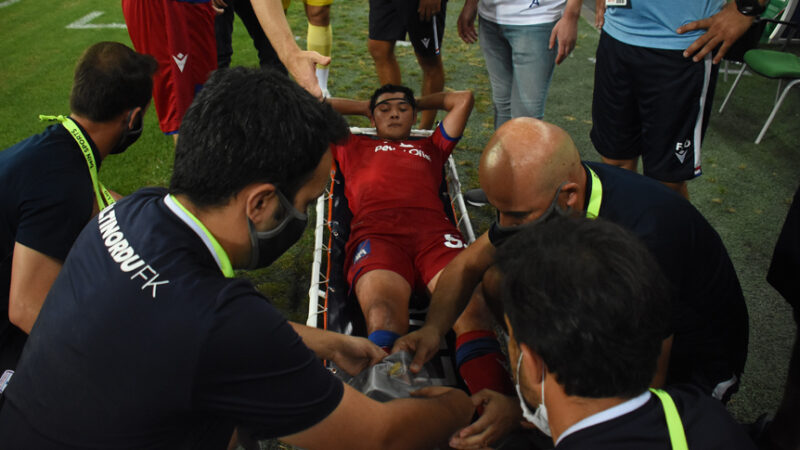 Hastanede ziyaret ettiler! Geçmiş olsun Batuhan… Bursaspor Kulübü, maçta sakatlık geçiren Batuhan için, "Hiç bir sonuç,