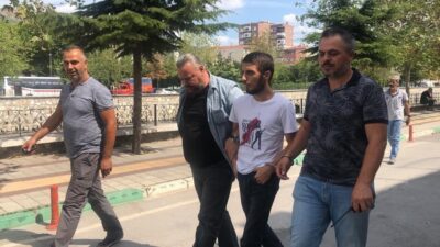 Annesini elli yerinden bıçaklayıp öldürdü