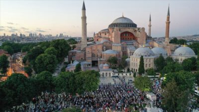 Ayasofya Meydanı’nda akşam namazı kılındı