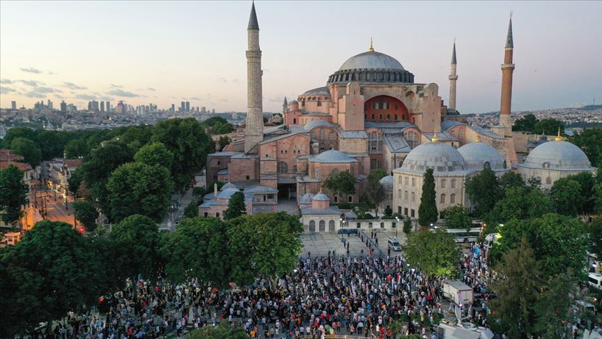 Ayasofya Meydanı’nda akşam namazı kılındı