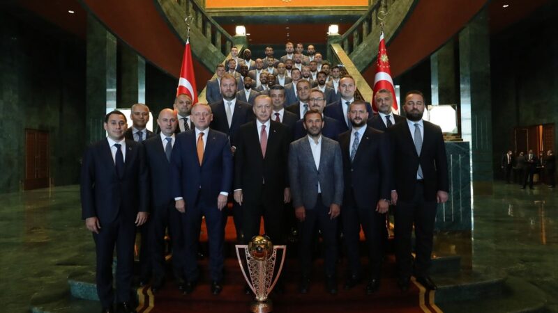 Cumhurbaşkanı Erdoğan Başakşehir’i kabul etti… Cumhurbaşkanı Recep Tayyip Erdoğan, 2019-2020 Süper Lig Cemil Usta Sezonu