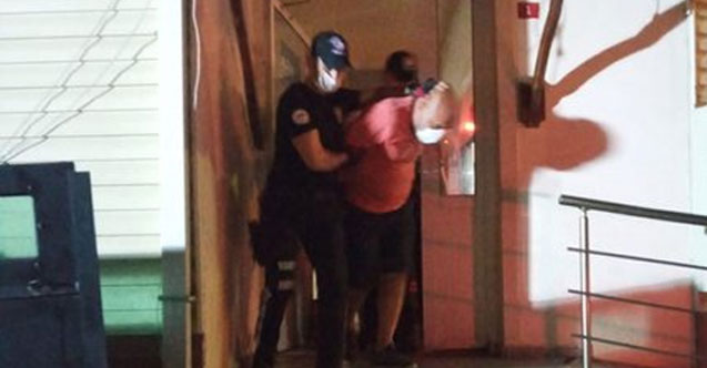 Türk bayrağını koparıp yere atmıştı… Evinde yakalandı… Türk bayrağını koparıp yere atmıştı… Evinde yakalandı…