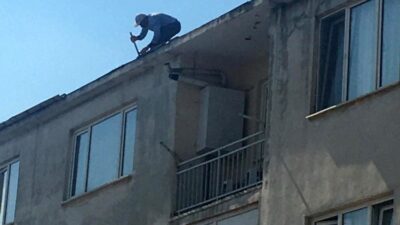 Binanın çatısında ustaları görenlerin yüreği ağzına geldi