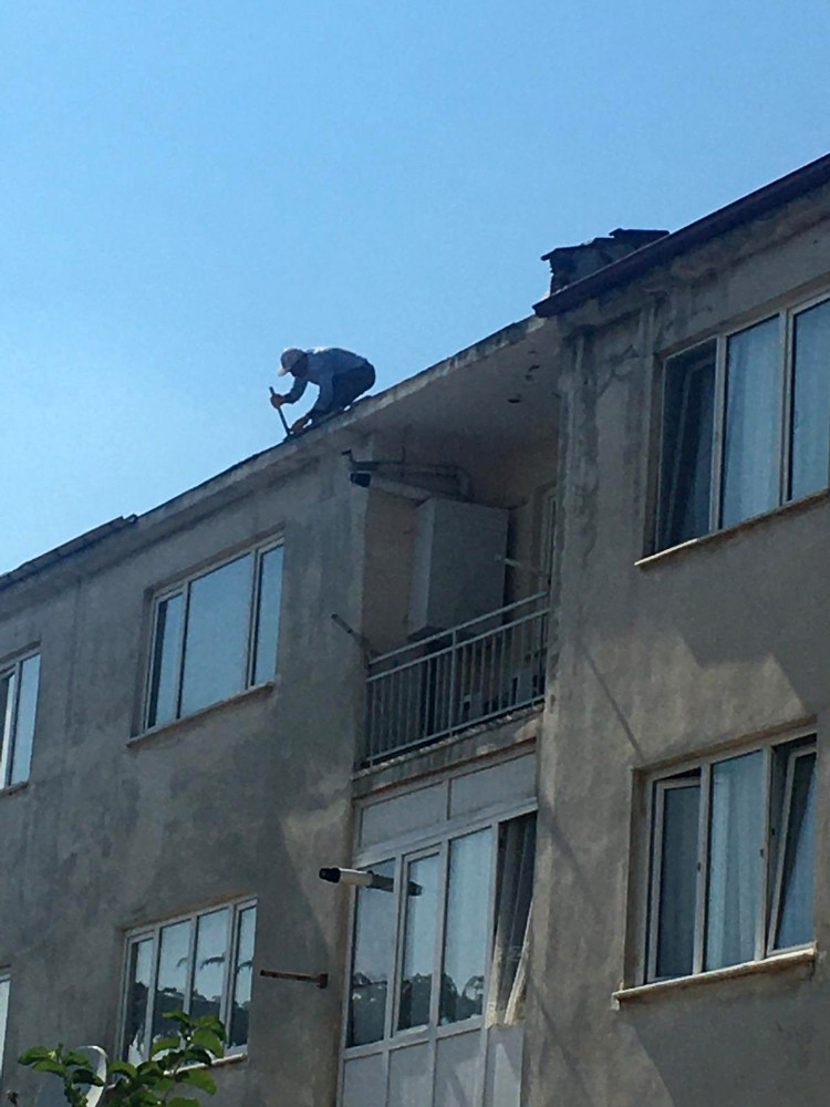 Binanın çatısında ustaları görenlerin yüreği ağzına geldi Binanın çatısında ustaları görenlerin yüreği ağzına geldi