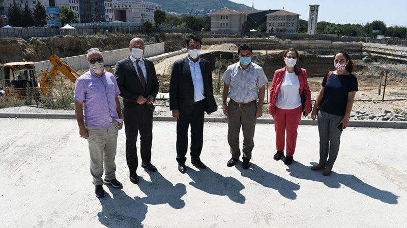 Osmangazi Meydanı şantiyesini gezen Bursa Teknik Üniversitesi Rektörü Prof. Dr.
