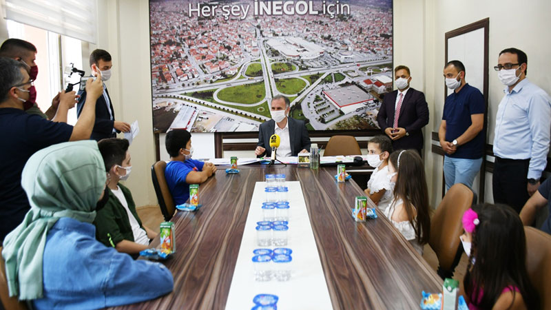 Küçük şair ve ressamlara ödülleri takdim edildi